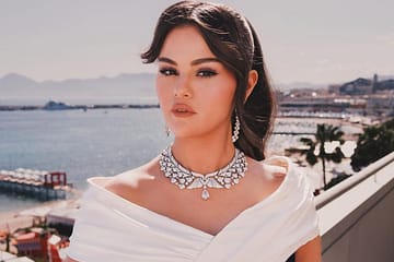 Selena Gomez Surprises A High School Volleyball Team After Seeing A Homemade Sign